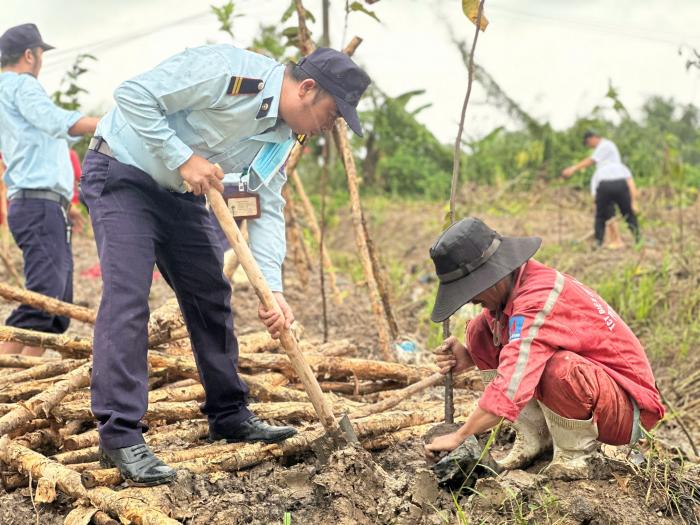 Lễ phát động "Chương trình trồng cây xanh hưởng ứng chiến dịch làm cho thế giới sạch hơn năm 2024"