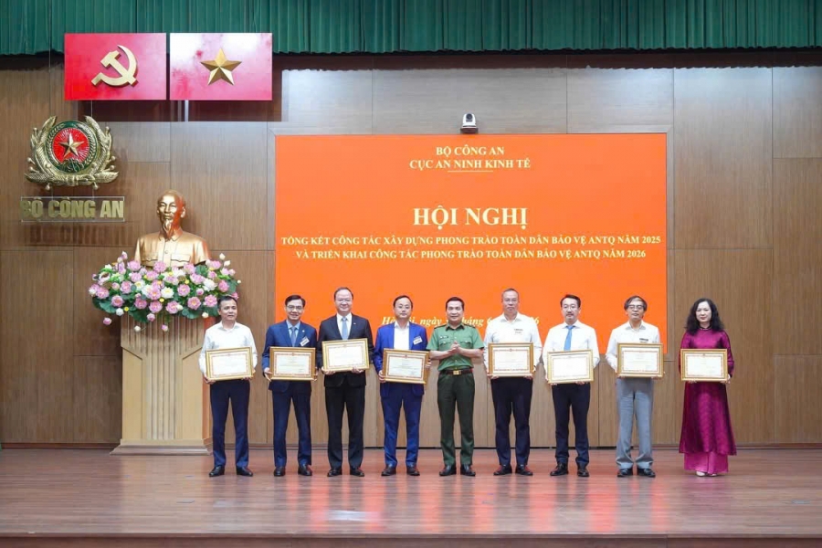 Giám đốc Công ty Cổ phần Dịch vụ Bảo vệ An ninh Dầu khí Việt Nam nhận Bằng khen của Bộ trưởng Bộ Công an tại Hội nghị tổng kết phong trào Toàn dân bảo vệ an ninh Tổ quốc năm 2025 và triển khai nhiệm vụ năm 2026 do Cục An ninh kinh tế -Bộ Công an tổ chức.