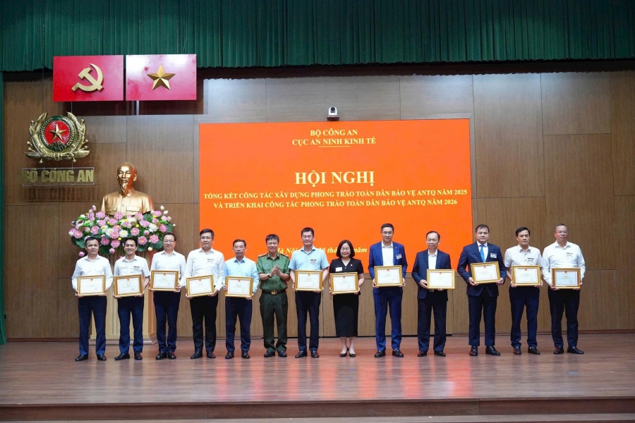 Giám đốc Công ty Cổ phần Dịch vụ Bảo vệ An ninh Dầu khí Việt Nam nhận Bằng khen của Bộ trưởng Bộ Công an tại Hội nghị tổng kết phong trào Toàn dân bảo vệ an ninh Tổ quốc năm 2025 và triển khai nhiệm vụ năm 2026 do Cục An ninh kinh tế -Bộ Công an tổ chức.